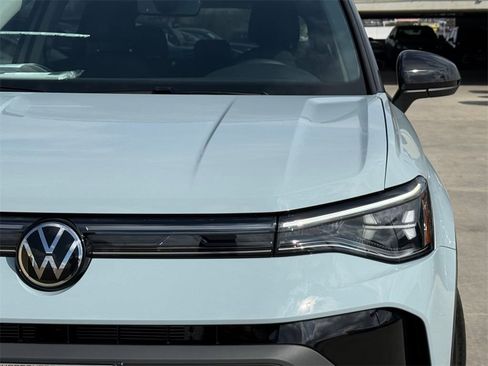 New 2026 Volkswagen Taos SE image 3