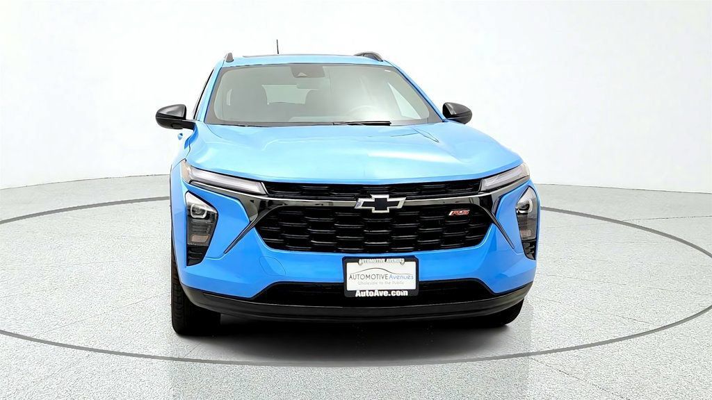 Used 2024 Chevrolet Trax RS w/ Sunroof Package FWD image 2
