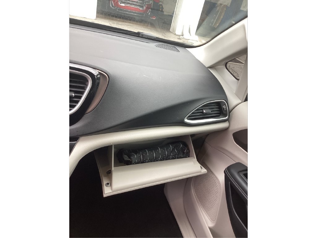 Used 2022 Chrysler Voyager LX FWD image 33