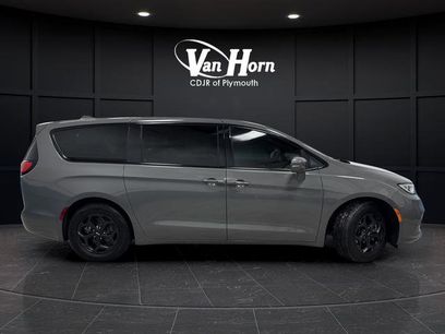 Used 2022 Chrysler Pacifica Limited w/ Uconnect Theater Family Group