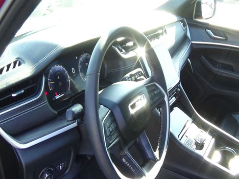 Certified 2024 Jeep Grand Cherokee L Limited w/ Black Appearance Package image 18