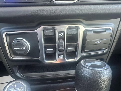 Used 2024 Jeep Wrangler Sahara image 28