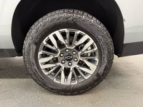 Used 2025 Chevrolet Suburban Z71 image 19