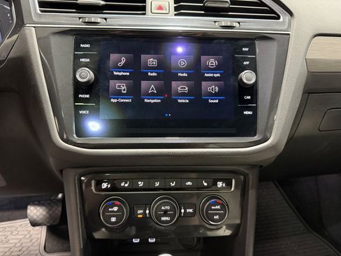 Used 2021 Volkswagen Tiguan SEL AWD/4WD image 11