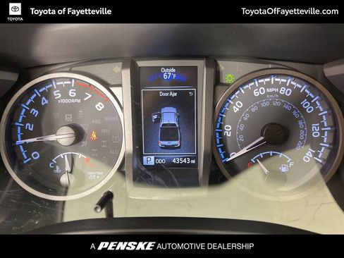 Certified 2022 Toyota Tacoma TRD Off-Road AWD/4WD image 33