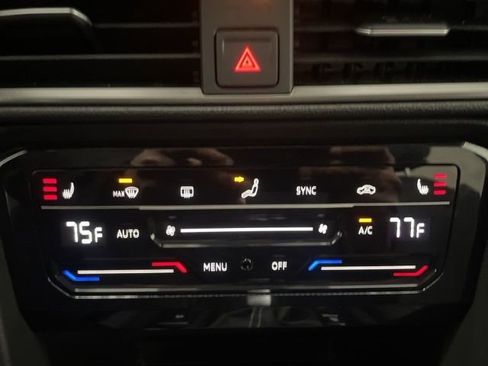 Certified 2025 Volkswagen Taos SE image 20