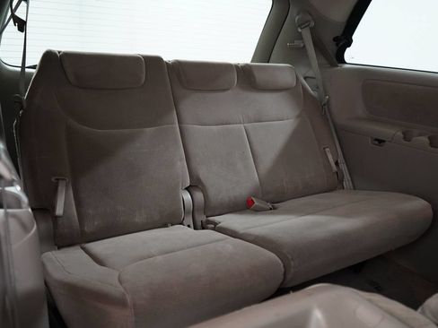 Used 2004 Toyota Sienna LE w/ LE Pkg 1 FWD image 28