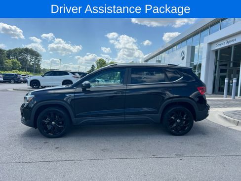 Used 2022 Volkswagen Taos SE w/ Driver Assistance Package FWD image 4