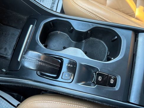 Used 2019 Volvo XC40 T5 Momentum image 28