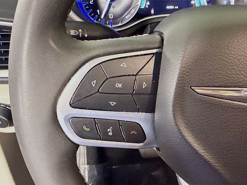 Used 2024 Chrysler Pacifica Touring-L FWD image 14