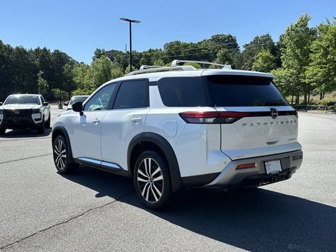 Certified 2025 Nissan Pathfinder Platinum FWD image 7