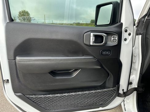 Used 2023 Jeep Gladiator Rubicon w/ Cold Weather Group AWD/4WD image 11