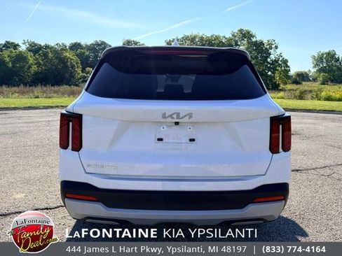 Used 2025 Kia Sorento LX FWD image 4