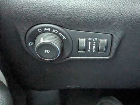 Used 2025 Jeep Compass Limited image 25