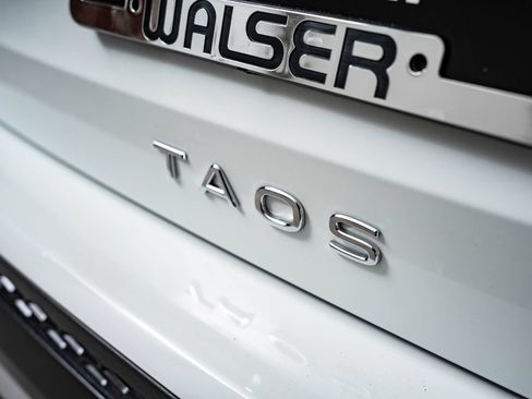 Used 2023 Volkswagen Taos SE w/ Panoramic Sunroof Package FWD image 19