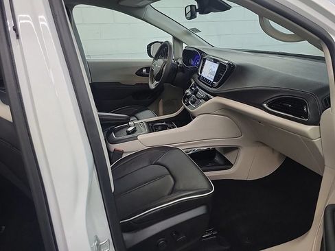 Used 2024 Chrysler Pacifica Limited w/ Uconnect Theater Family Group FWD image 3