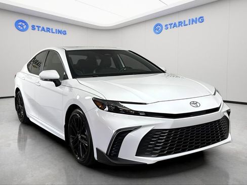 Used 2025 Toyota Camry SE w/ Convenience Package image 15