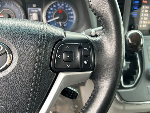 Used 2015 Toyota Sienna XLE image 13