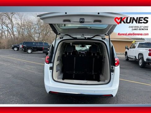 Used 2024 Chrysler Pacifica Touring-L FWD image 22