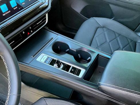 Certified 2024 Volkswagen Atlas SE image 32