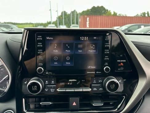 Used 2021 Toyota Highlander XLE FWD image 23