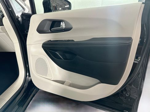 Used 2024 Chrysler Pacifica Touring-L FWD image 30