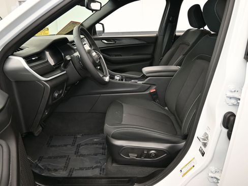 Used 2024 Jeep Grand Cherokee L Laredo image 11