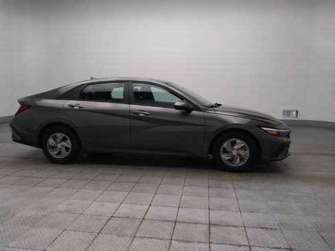 Used 2025 Hyundai Elantra SE FWD image 11