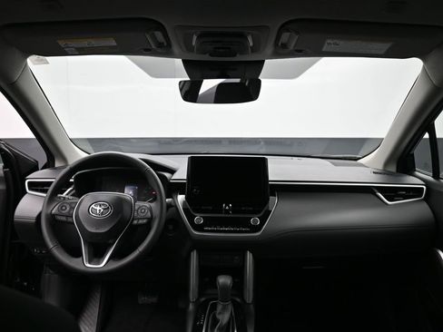 Certified 2025 Toyota Corolla Cross LE image 25