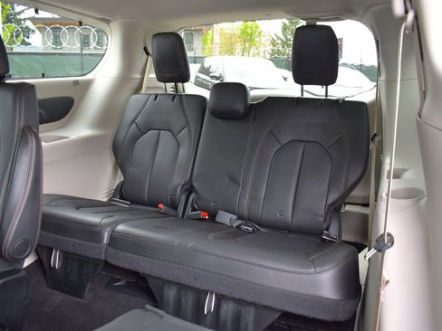 Used 2018 Chrysler Pacifica Touring-L FWD image 26