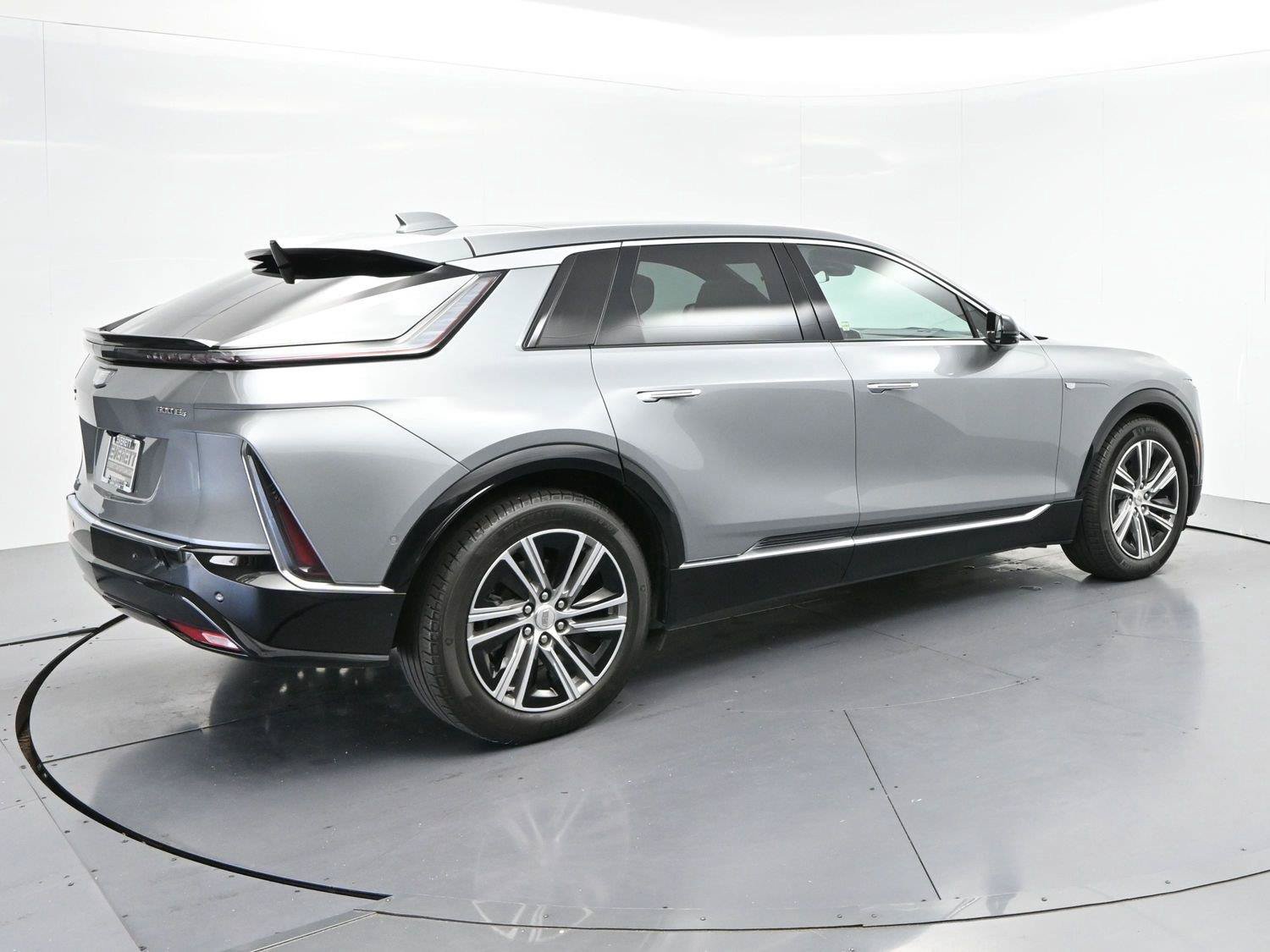 Used 2024 Cadillac Lyriq Luxury AWD/4WD image 7