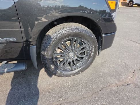 Used 2019 Nissan Titan SV w/ SV Convenience Package image 19