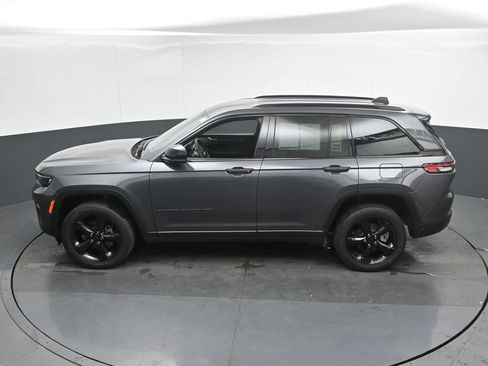 Used 2025 Jeep Grand Cherokee Altitude AWD/4WD image 37