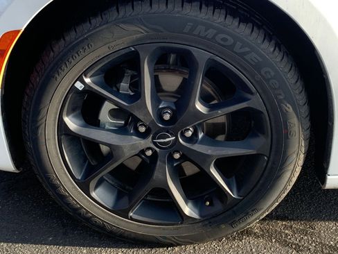 Used 2025 Chrysler Pacifica Limited image 34