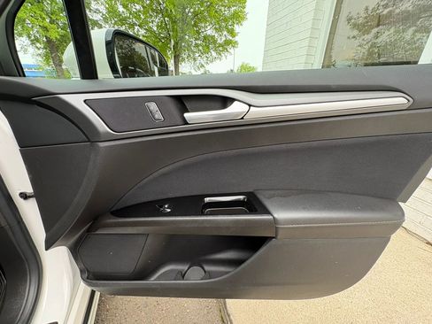 Used 2016 Ford Fusion SE image 11