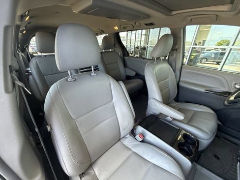 Used 2016 Toyota Sienna XLE Premium FWD image 19