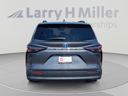 Certified 2025 Toyota Sienna XLE FWD image 4
