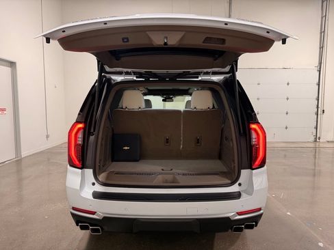 Used 2026 GMC Yukon Denali w/ Sun & Power Step Package AWD/4WD image 9