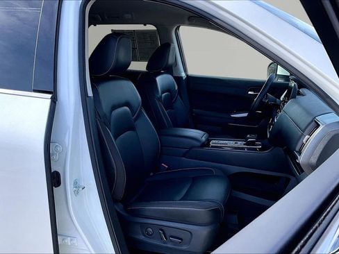 Used 2024 Nissan Pathfinder SL image 7
