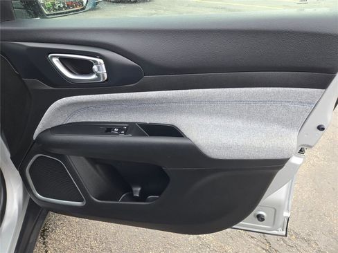 Used 2024 Jeep Compass Latitude image 7