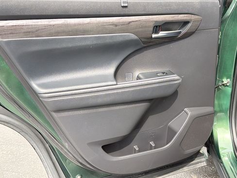 Used 2023 Toyota Highlander Limited FWD image 27