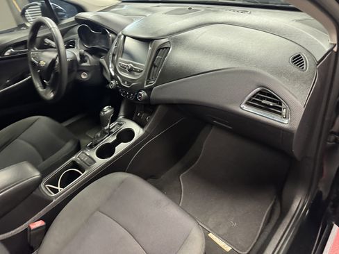 Used 2017 Chevrolet Cruze LT FWD image 13