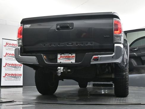Used 2022 Toyota Tacoma TRD Off-Road AWD/4WD image 43