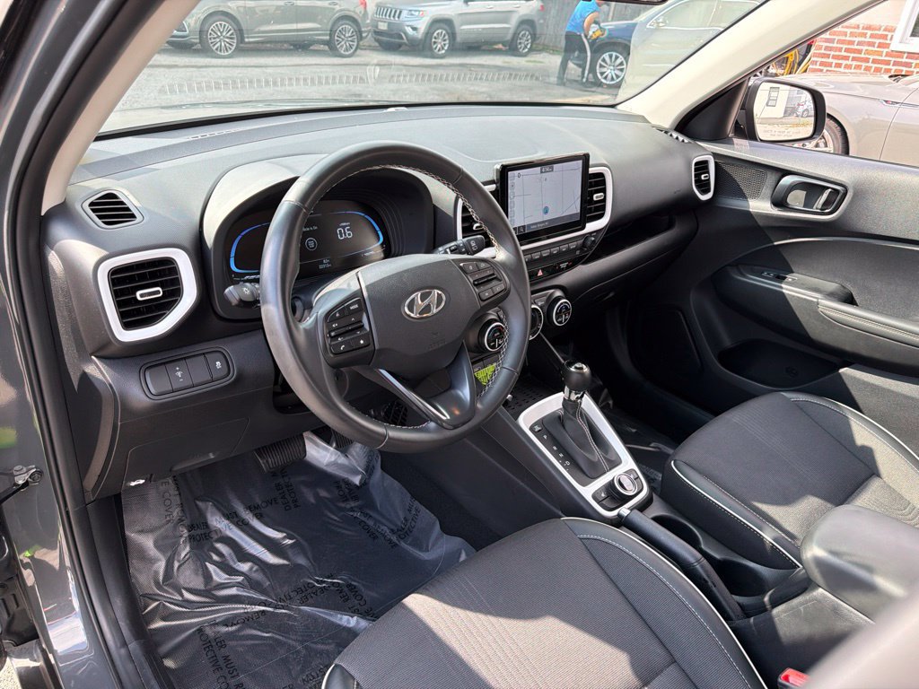 Used 2025 Hyundai Venue Limited FWD image 21
