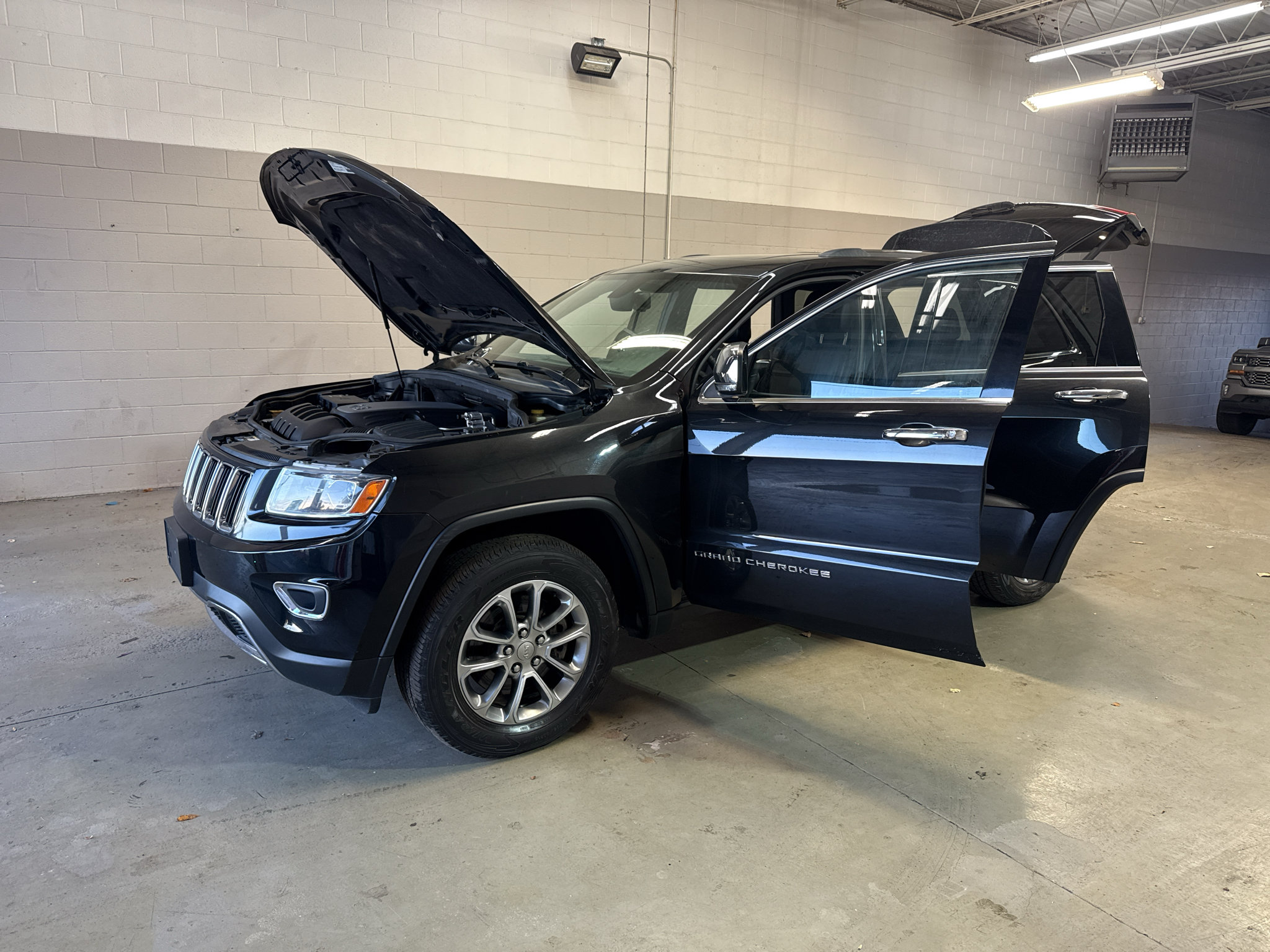 Used 2014 Jeep Grand Cherokee Limited w/ Trailer Tow Group IV AWD/4WD image 11
