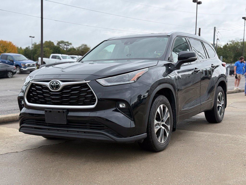 Used 2021 Toyota Highlander XLE AWD/4WD image 2
