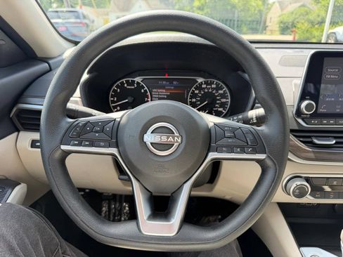 Used 2025 Nissan Altima 2.5 SV FWD image 35