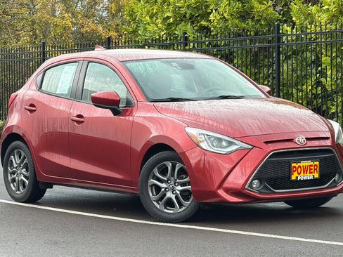 Used 2020 Toyota Yaris XLE image 2