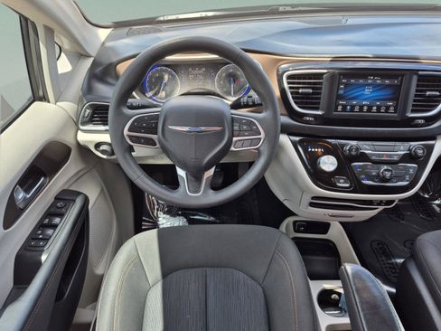 Used 2018 Chrysler Pacifica L FWD image 11