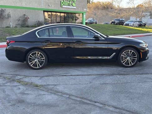 Used 2023 BMW 530e xDrive image 3